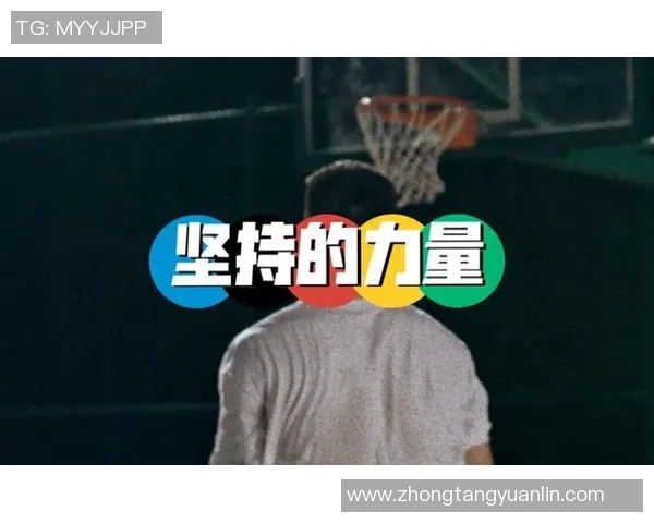 一个人举着篮球展现梦想与坚持的力量与激情
